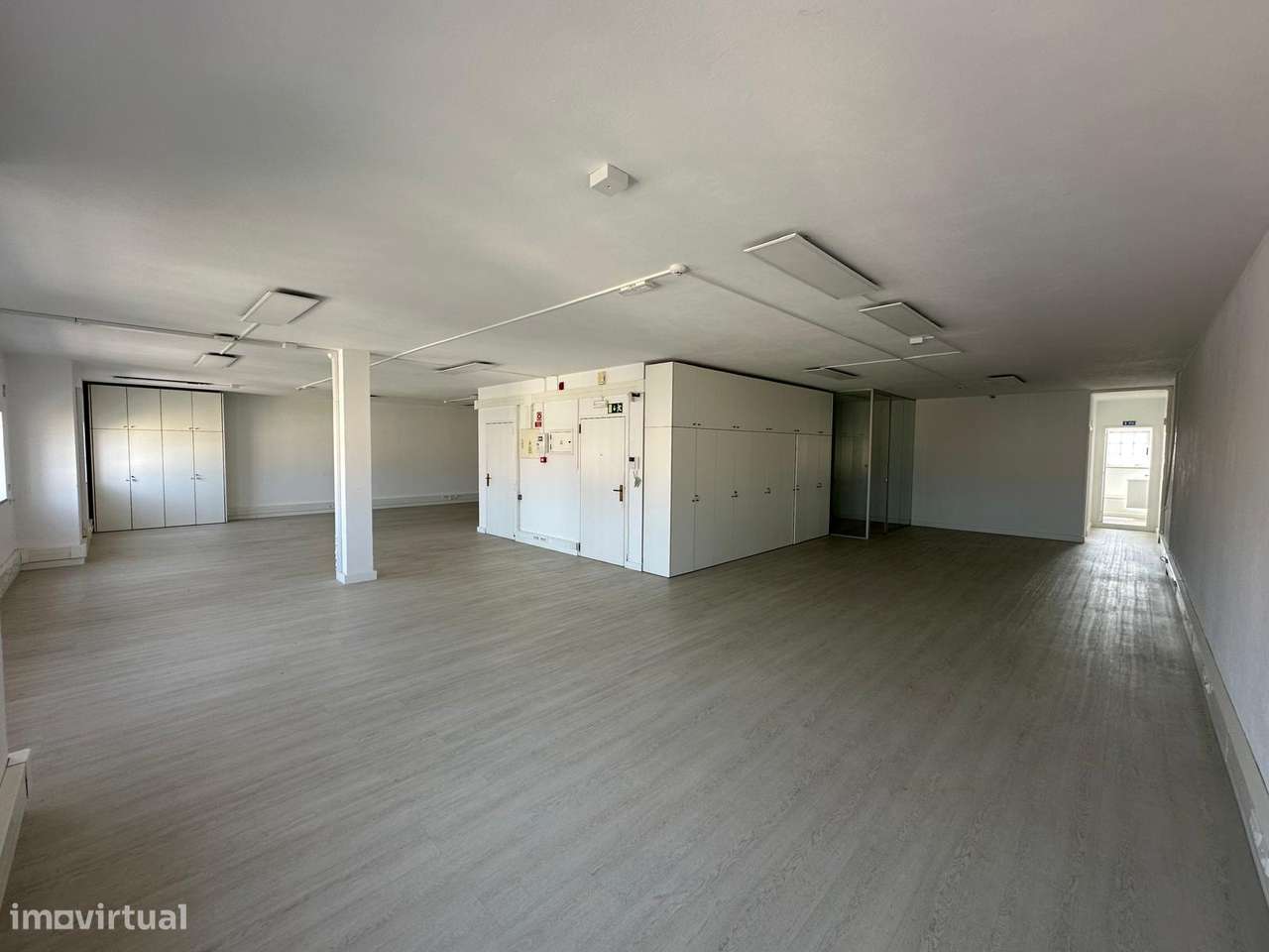 Escritório open space junto à sede do Governo na Av. João XXI - Grande imagem: 5/18