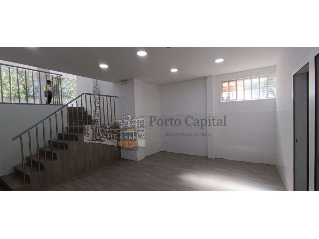 EXCELENTE LOJA NO CORAÇÃO DO PORTO, COM DUAS CASAS DE BANHO. 
- A ... - Grande imagem: 5/24