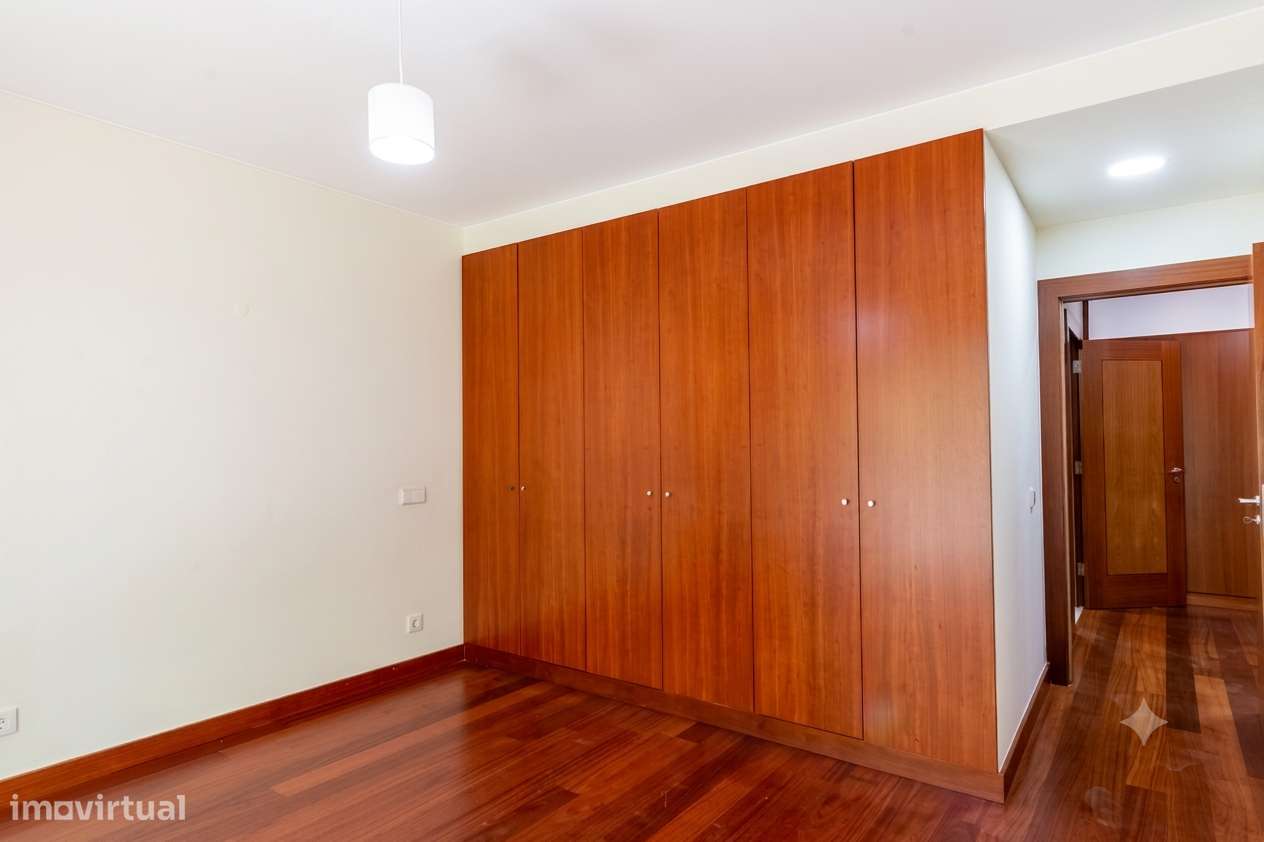 Apartamento T5 com 4 casas de banho e garagem-21