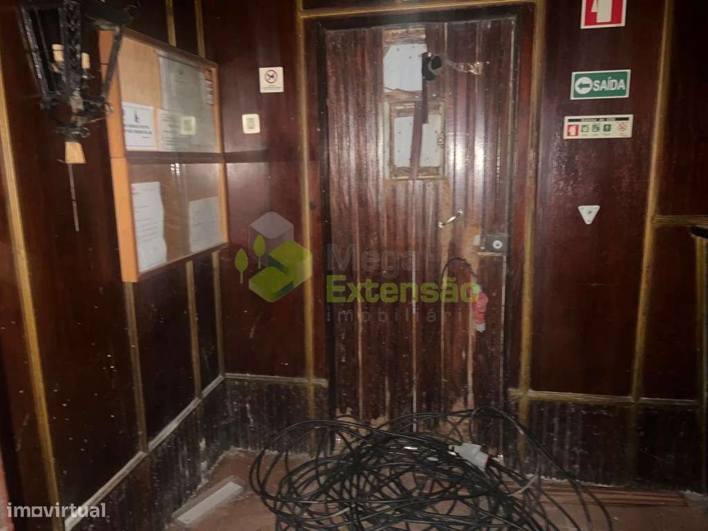 Antigo bar, para recuperar, perto de Alcoentre - junto à A1, com lo...-32