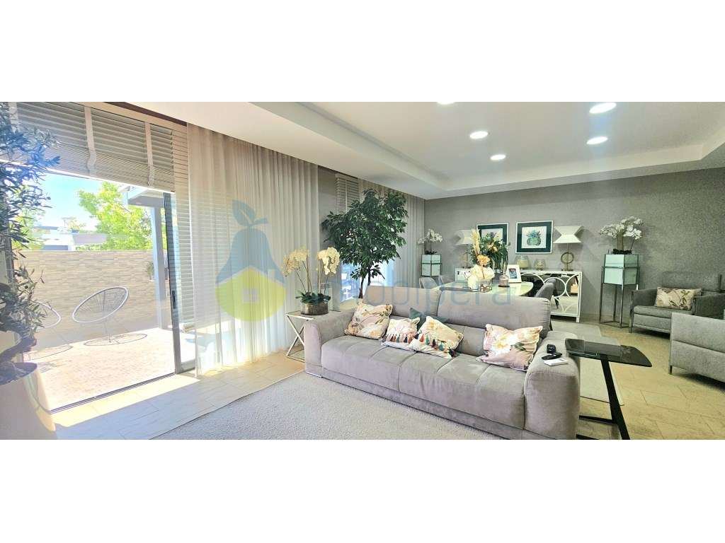 Moradia T4 com 260m2 de área e cave de 95m2, localizada no Monte da...-8
