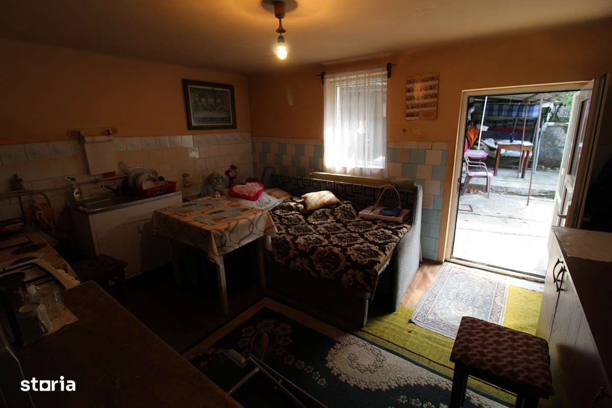 Vând casă P+Pod în Hunedoara, zona Chizid, teren 250mp, anexe...-13