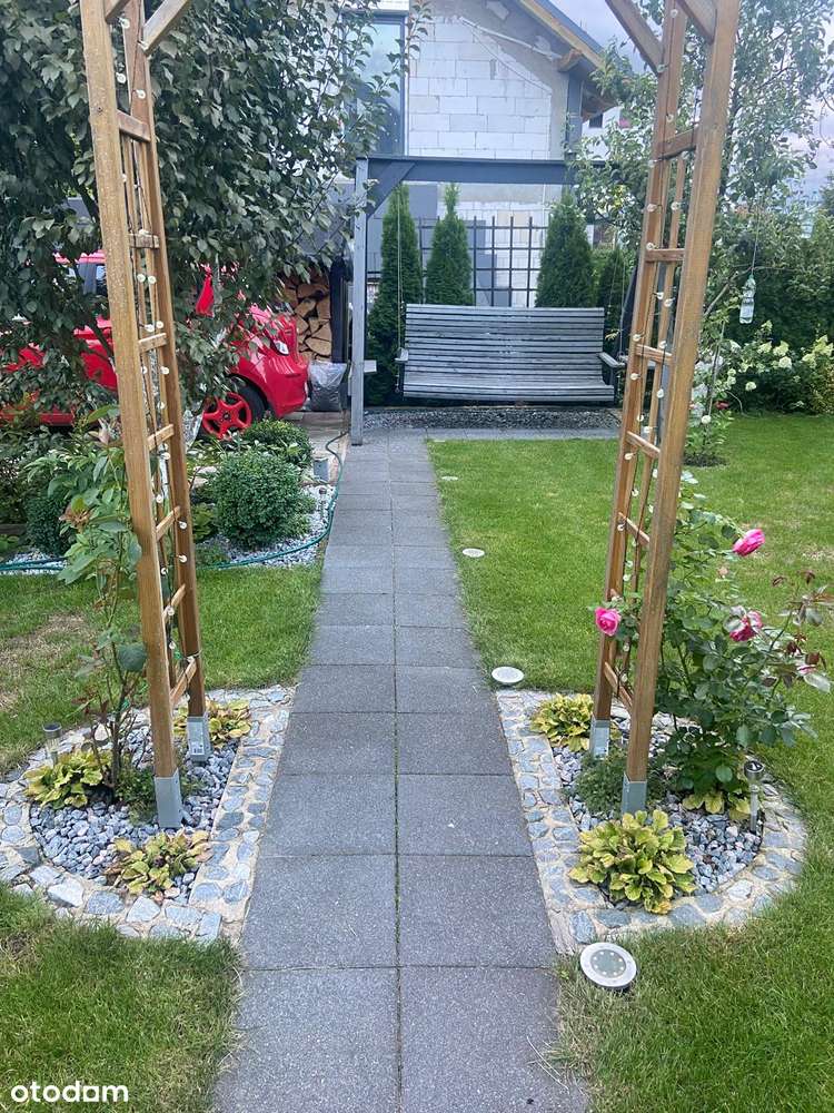 mały biały kameralny domek-17