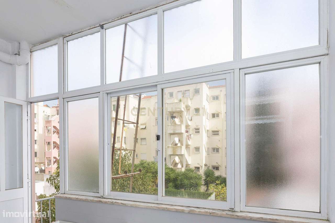 Prédio em propriedade Total | 3 Apartamentos T2+1 e Loja | Lisboa | A-13