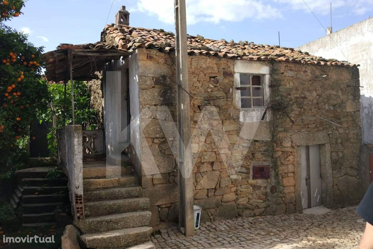 2 Moradias de xisto em aldeia histórica de Penamacor