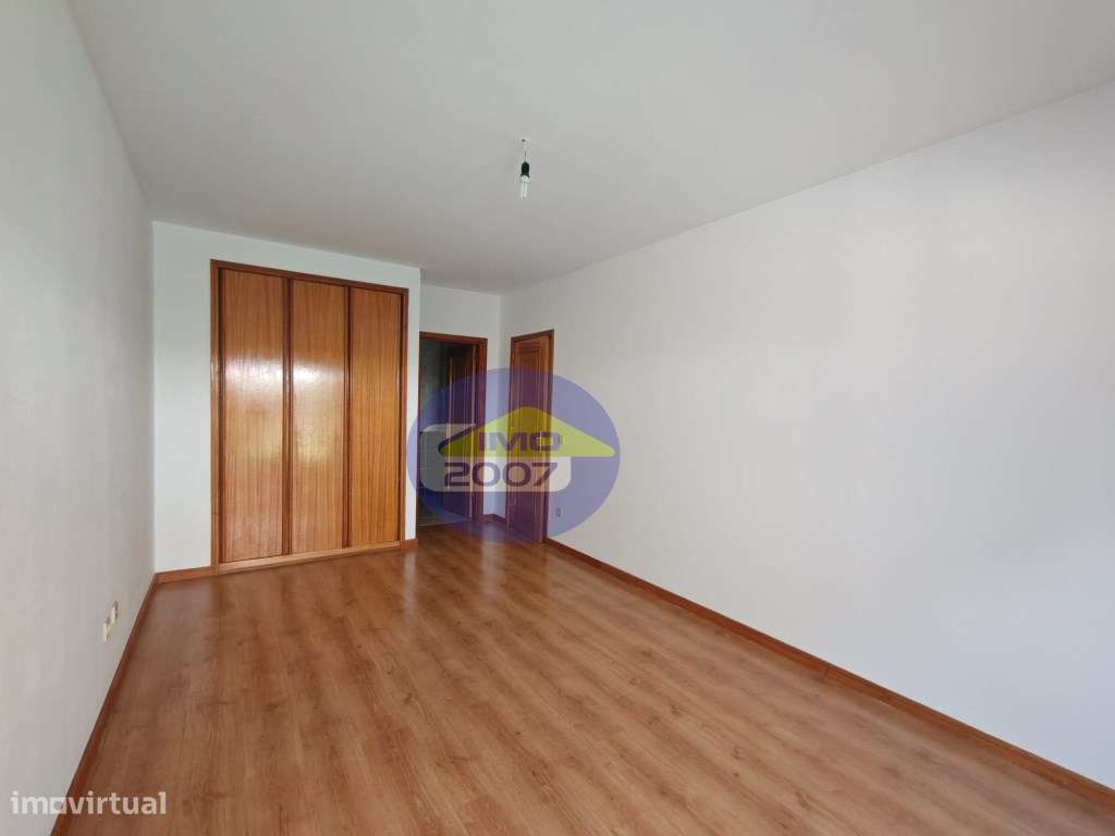 Apartamento T2 com terraço em Canelas-22