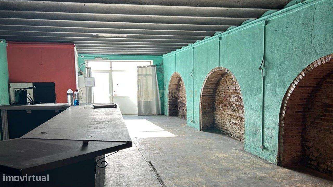 Vista Deslumbrante para o Rio - Prédio para Remodelar em Coruche-10