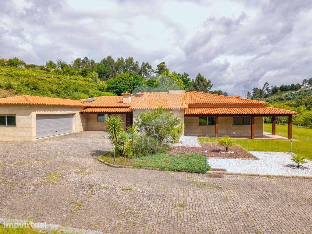 Moradia T4 Térrea de Luxo em Pedra com Terreno, Garagem e Levada Natur-33