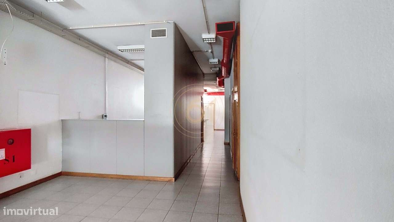 Loja Comercial + cave + logradouro na Rua 5 de Outubro - Grande imagem: 4/33