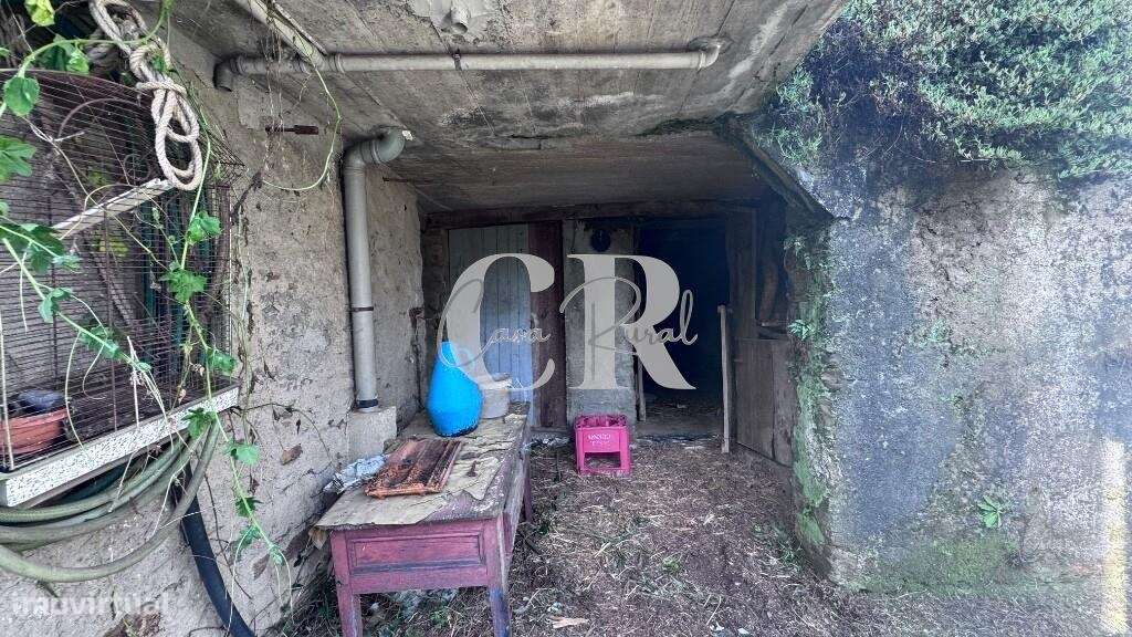 Quinta com casas de pedra para recuperar, poço e furo - Grande imagem: 5/41