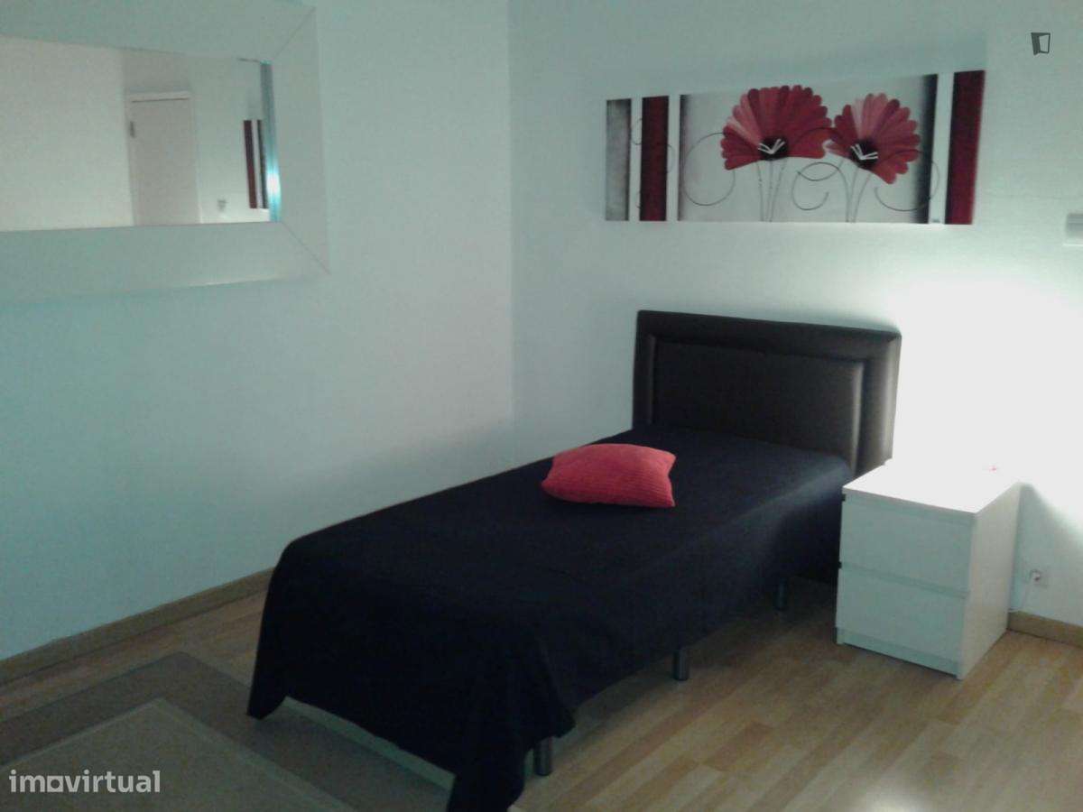 Quarto - localizado em Amadora Lisbon - Grande imagem: 3/9