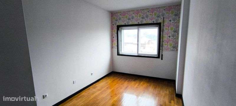 Apartamento T3 com Garagem fechada - Rotunda Areosa - Grande imagem: 4/5