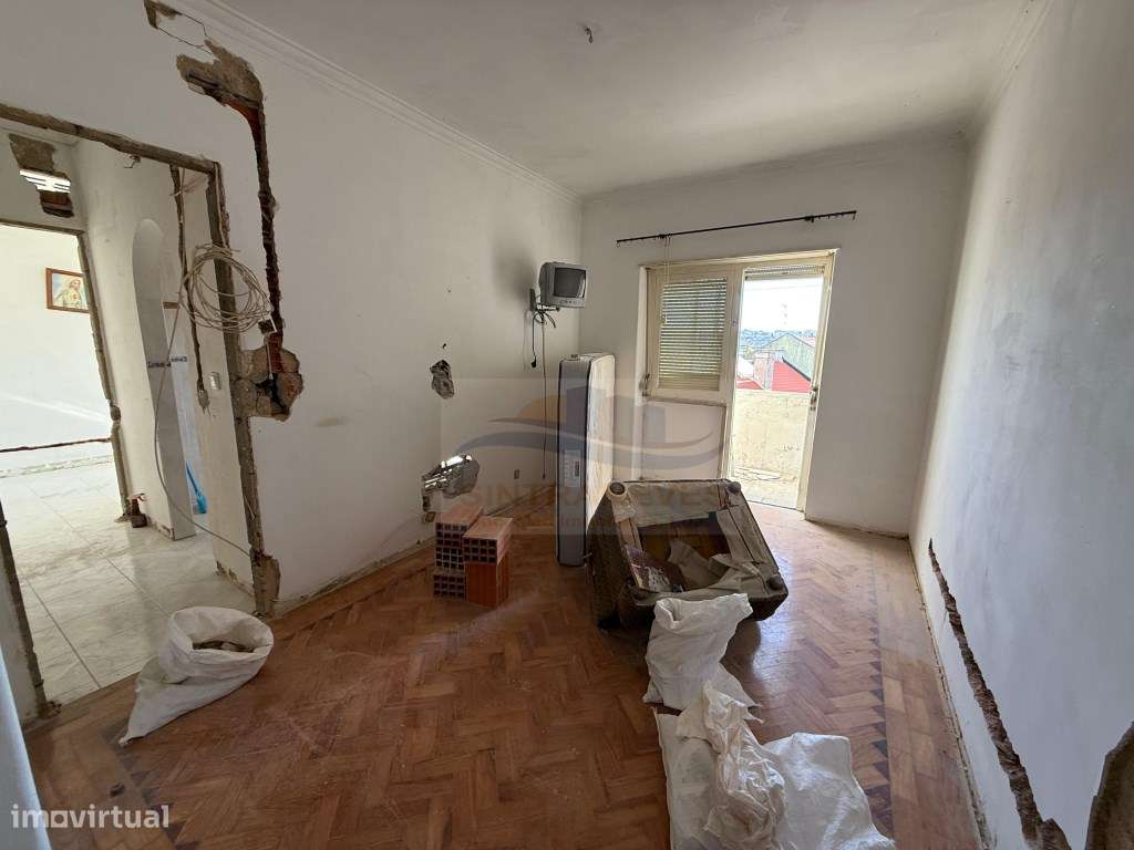 Deslumbrante T2 Totalmente Remodelado com terraço - Amadora-13