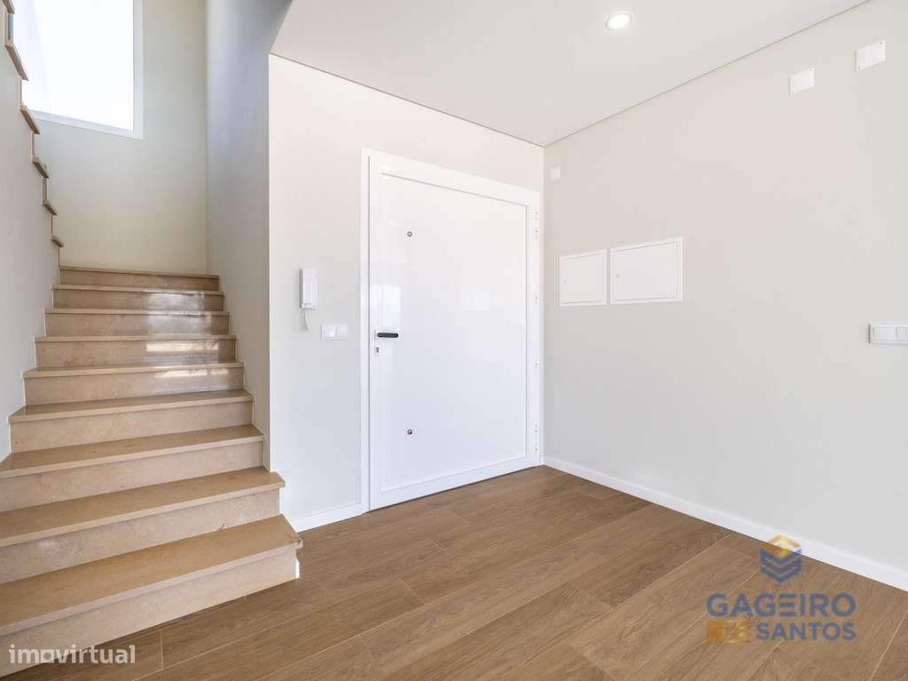 Moradia T4 com piscina, nova e pronta a habitar a 4 km da baía de S...-32