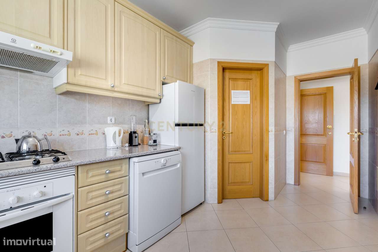 Espaçoso Apartamento T3 no Último Piso com Vista para as Piscinas no O-9