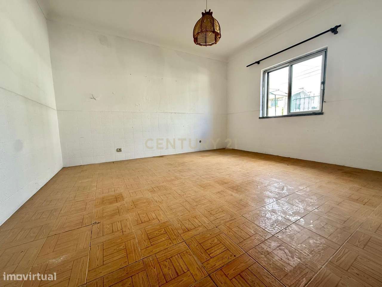 Moradia isolada na Aroeira com terreno de 600mt - Grande imagem: 4/13