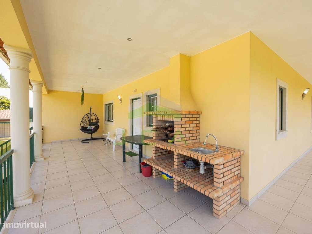 Moradia V4 com piscina e terreno-38