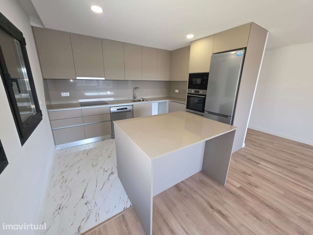 Excelente apartamento T2 novo, com terraço em Santa Maria da feira-0