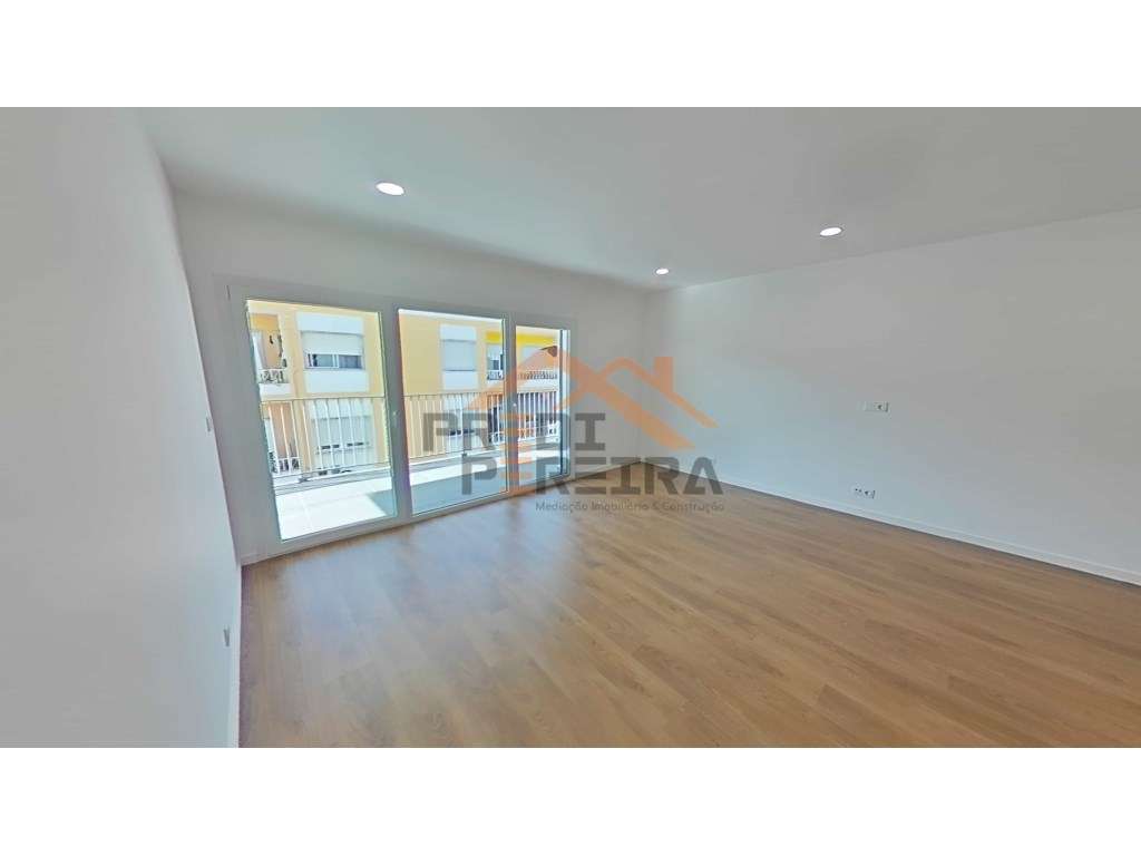 T2 com varanda de 14 m2, sala de 36m2, dois parqueamentos e arrecad... - Grande imagem: 2/22