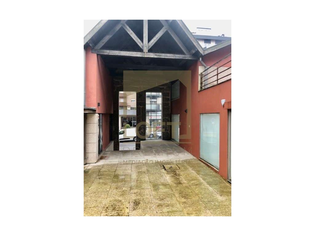 Loja com Terraço e Licença de Restauração no Centro de Guimarães - Grande imagem: 2/8