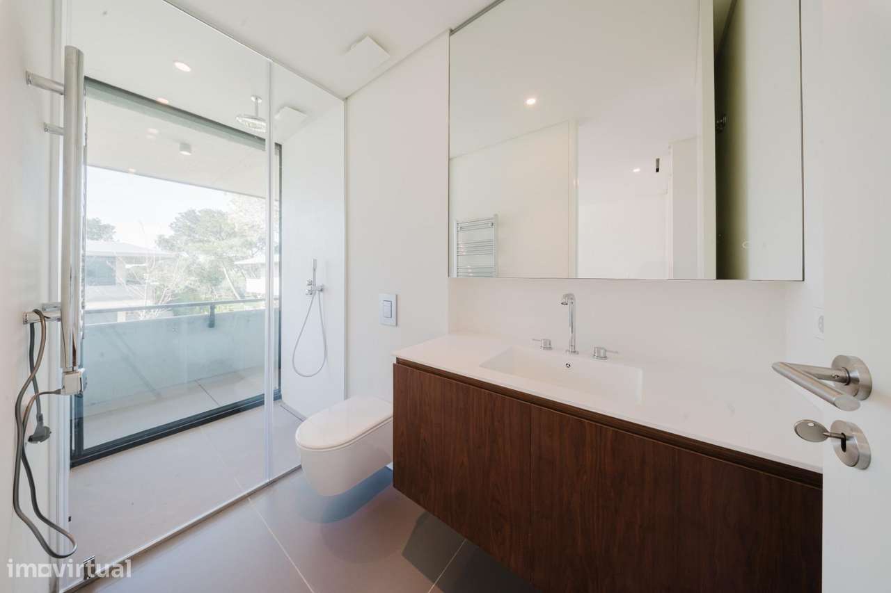 Elegante Moradia T3 no Sandwoods com Piscina Privativa e Jardim-16