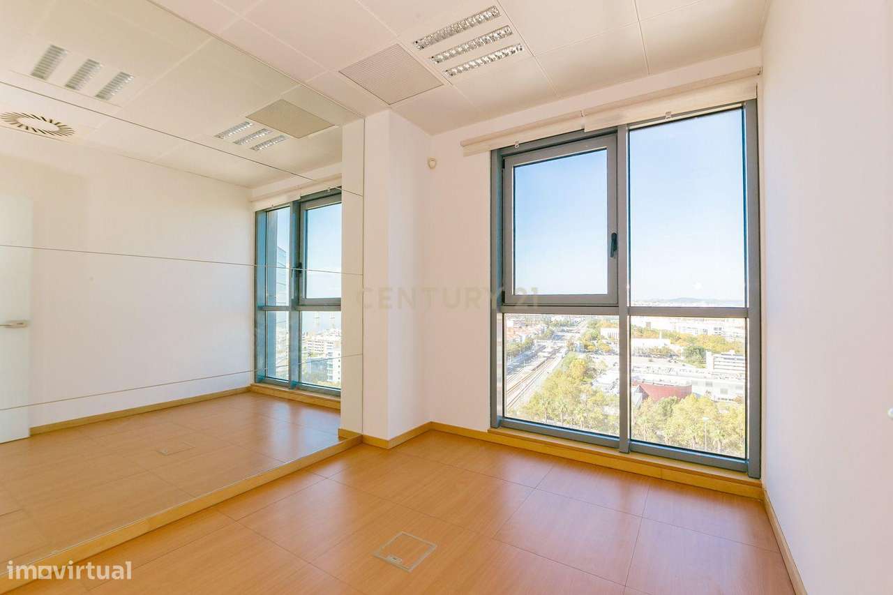 Escritório transformado em T2 com Vista para o Rio no Parque das Naçõe - Grande imagem: 4/31