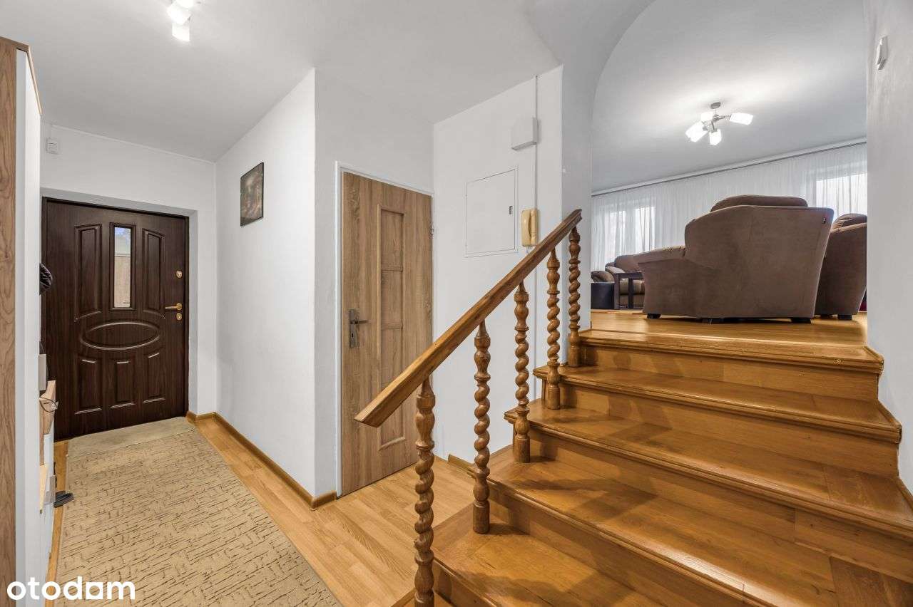 Duży budynek wielofunkcyjny w Łomiankach-13