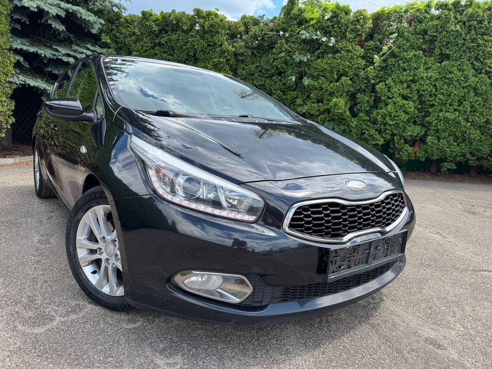 Kia Ceed II (2012-) 1.6 CRDi 128 ISG Fifa World Cup Edition 2013