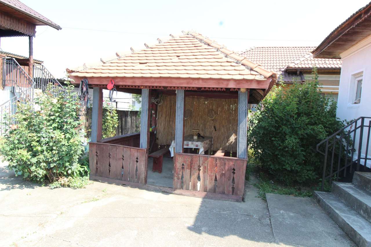 Casă de vânzare – 2 clădiri, teren generos Iași Gorj-8