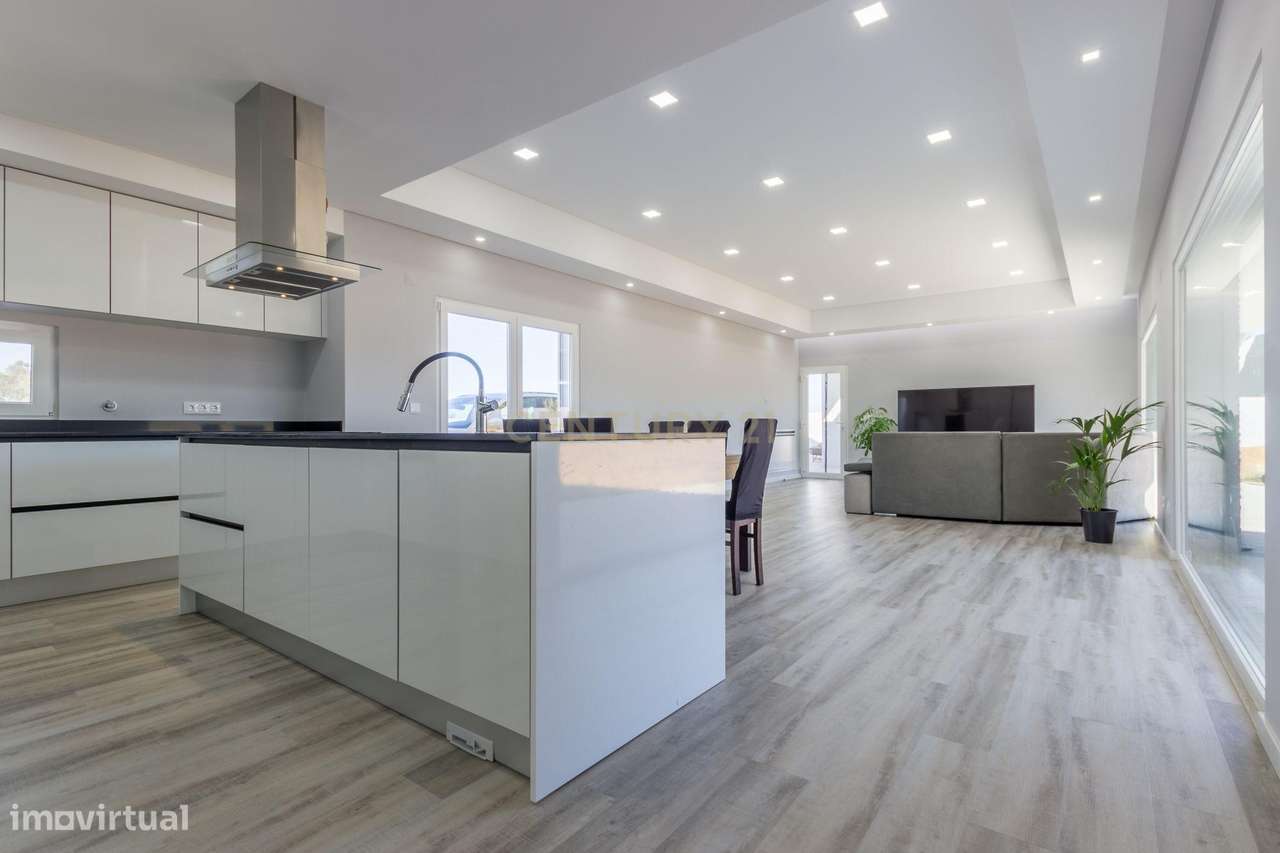 Vila Alegre / Fernão Ferro - Luxuosa moradia isolada térrea de 4 assoa-7