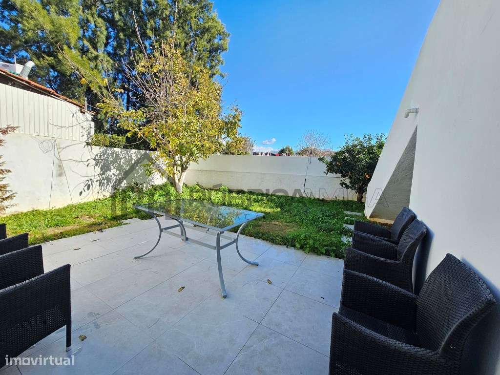 Moradia V2 em Loulé renovada com terraço e logradouro-24
