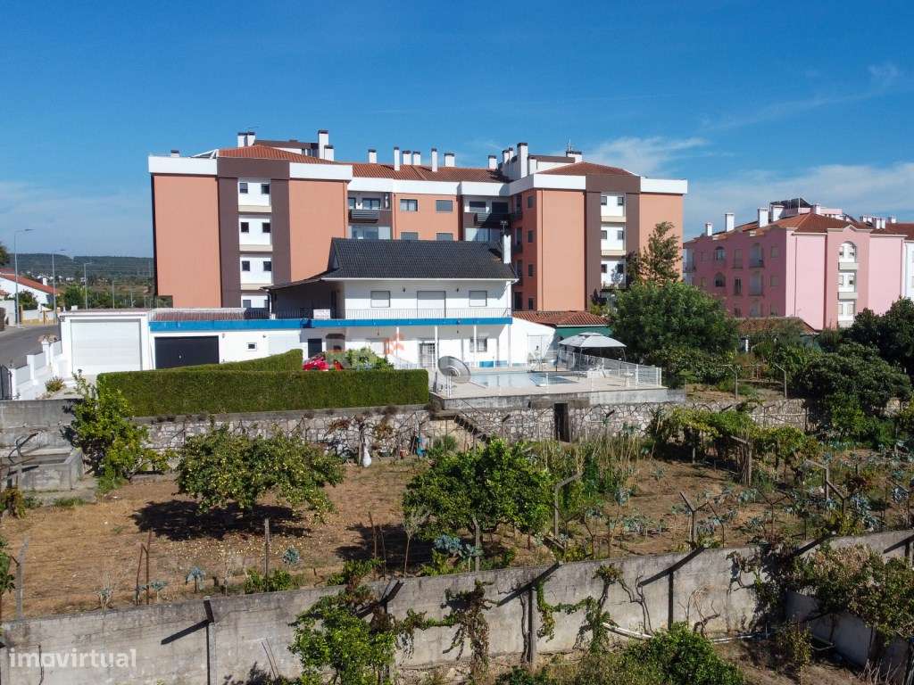 Moradia T6 com piscina e logradouro com 2744 m2, junto da urbanizaç... - Grande imagem: 4/60