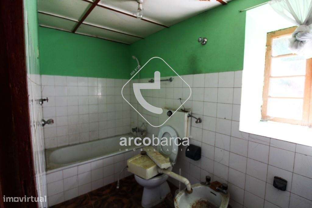 Moradia em pedra para remodelar, com terreno,  à entrada da Vila de Pa-13