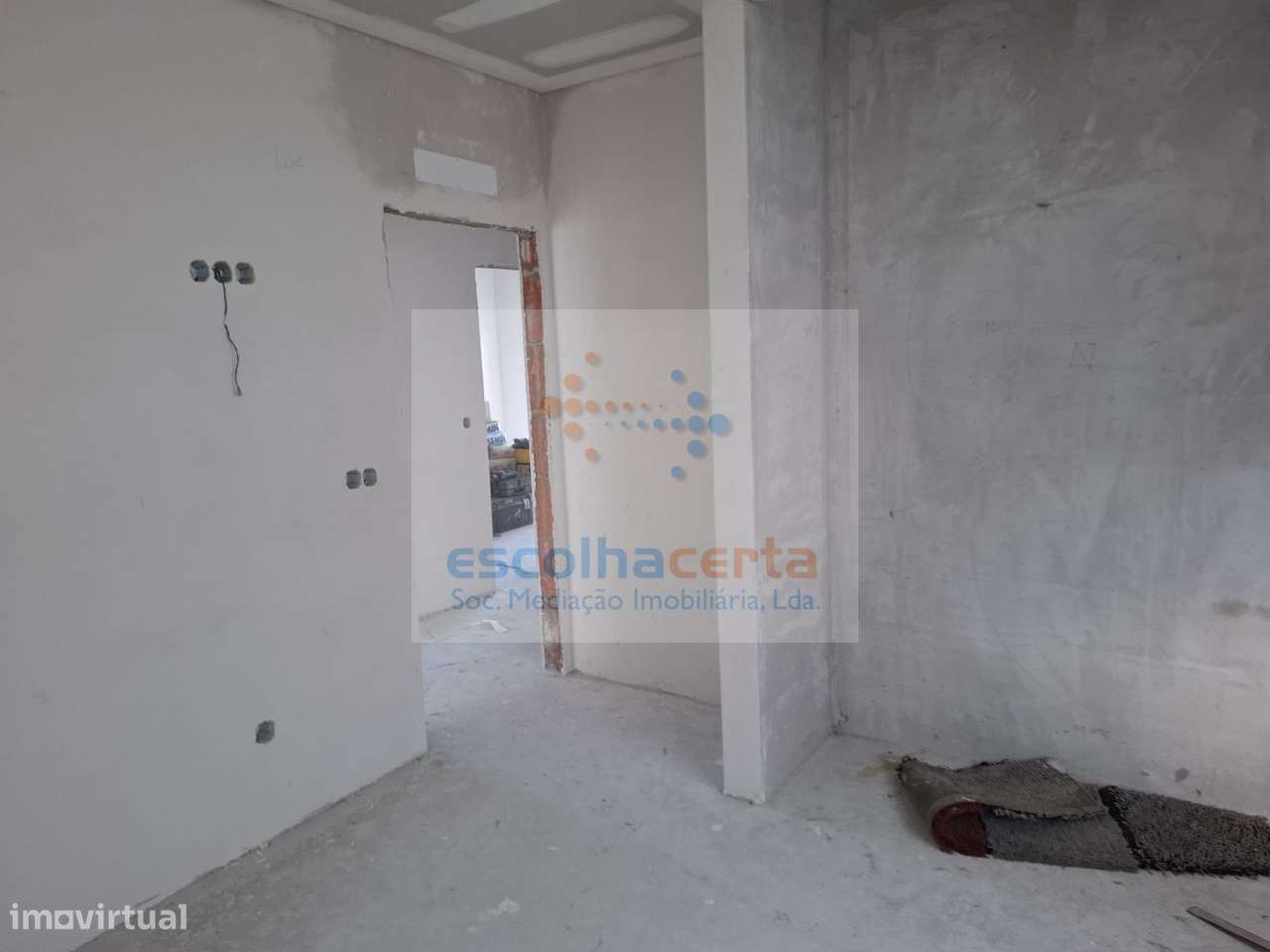 MORADIA TÉRREA T4 ISOLADA EM CONSTRUÇÃO - FERNÃO FERRO - Grande imagem: 5/49