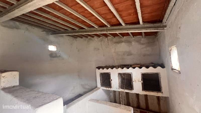 Armazém com Potencial para Moradia no Centro do Cadaval!-13