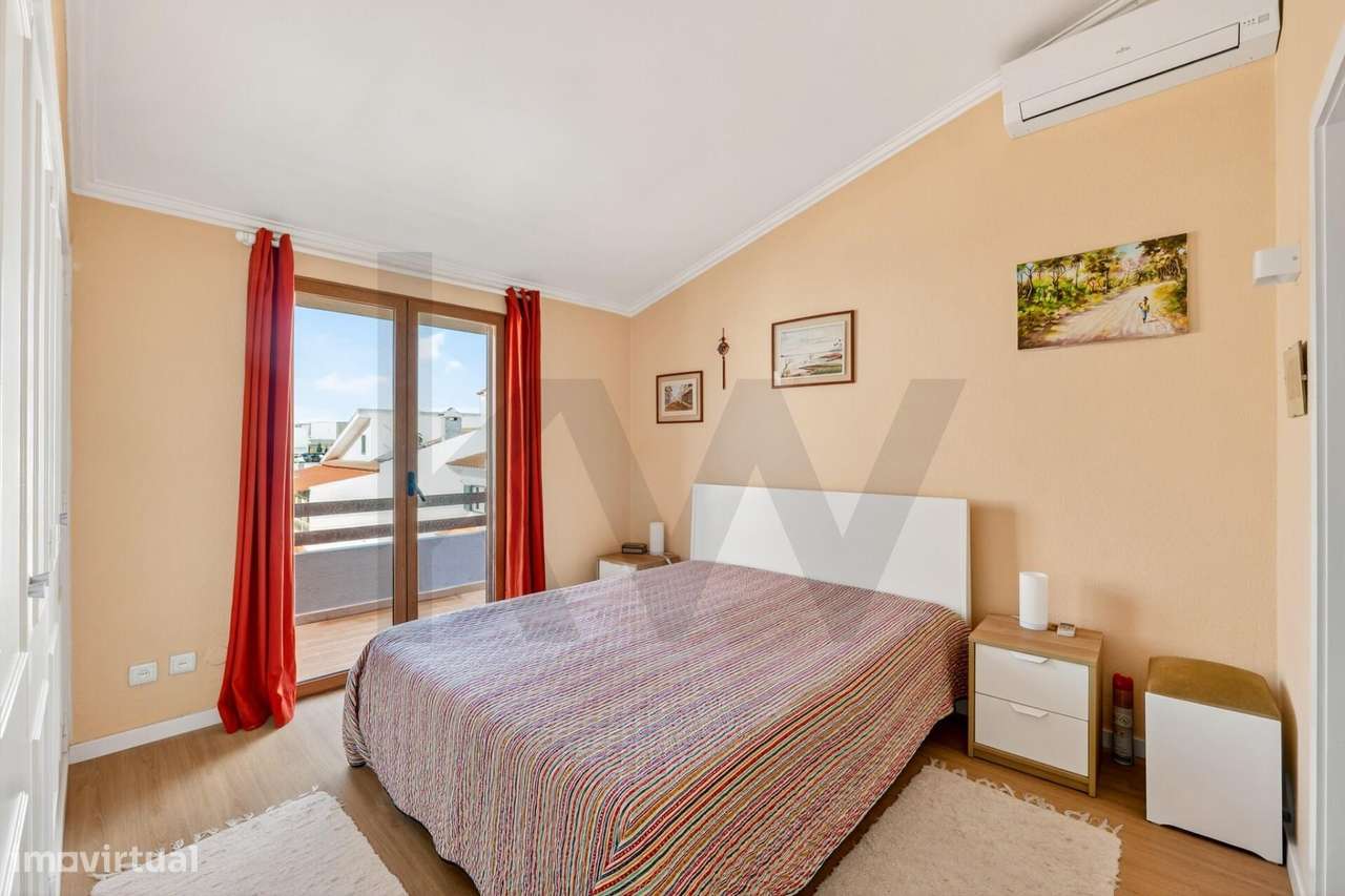 Moradia T4+1 com Piscina Coberta, Jardim e Churrasqueira em Alcoitão,-23