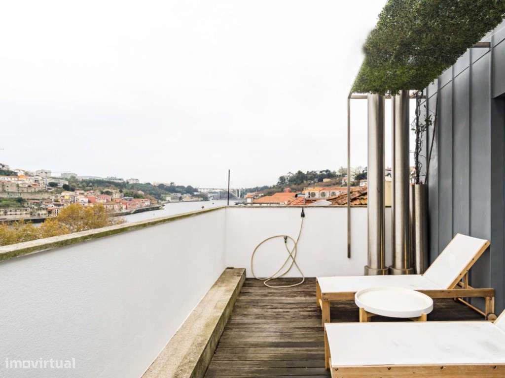 Prédio totalmente renovado em Miragaia com vistas rio-53
