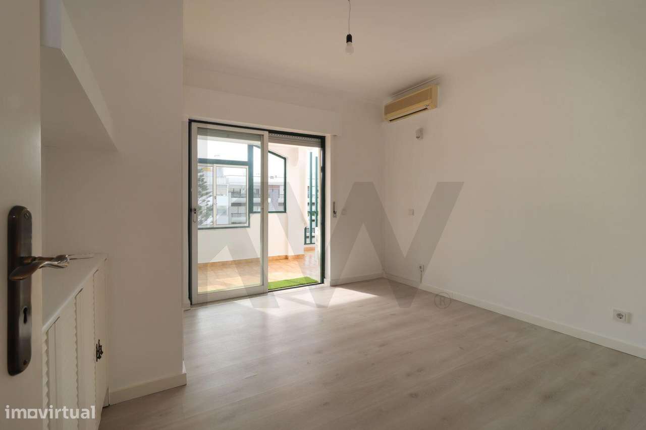 Apartamento T2 exclusivo no último piso do Edifício Royal com terraço-14