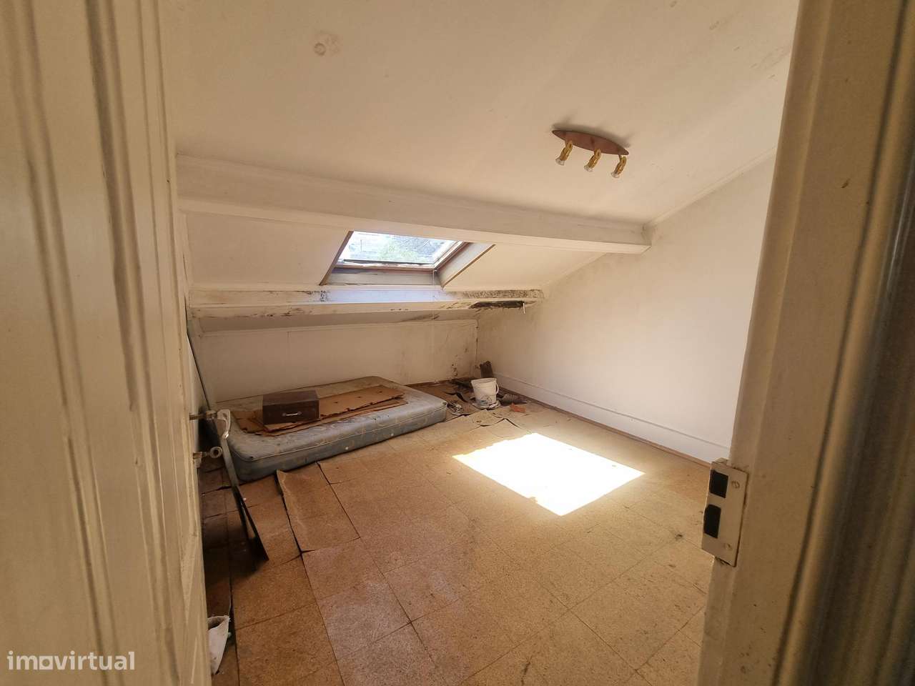 REF2010 - MORADIA C/Garagem e Jardim - Rua Duque Saldanha, Porto-10