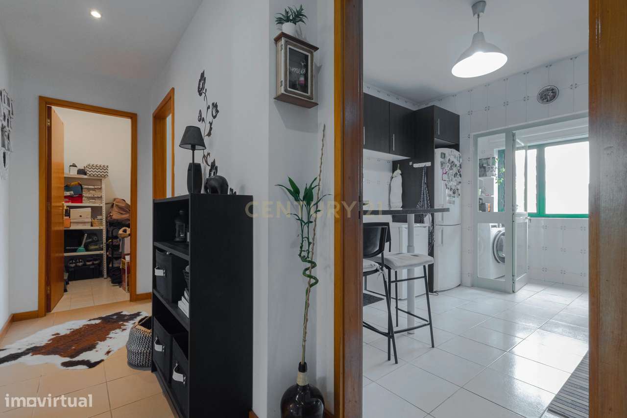 Fantástico Apartamento T2 com Lareira, Varanda e Lugar de Garagem | Fâ-8