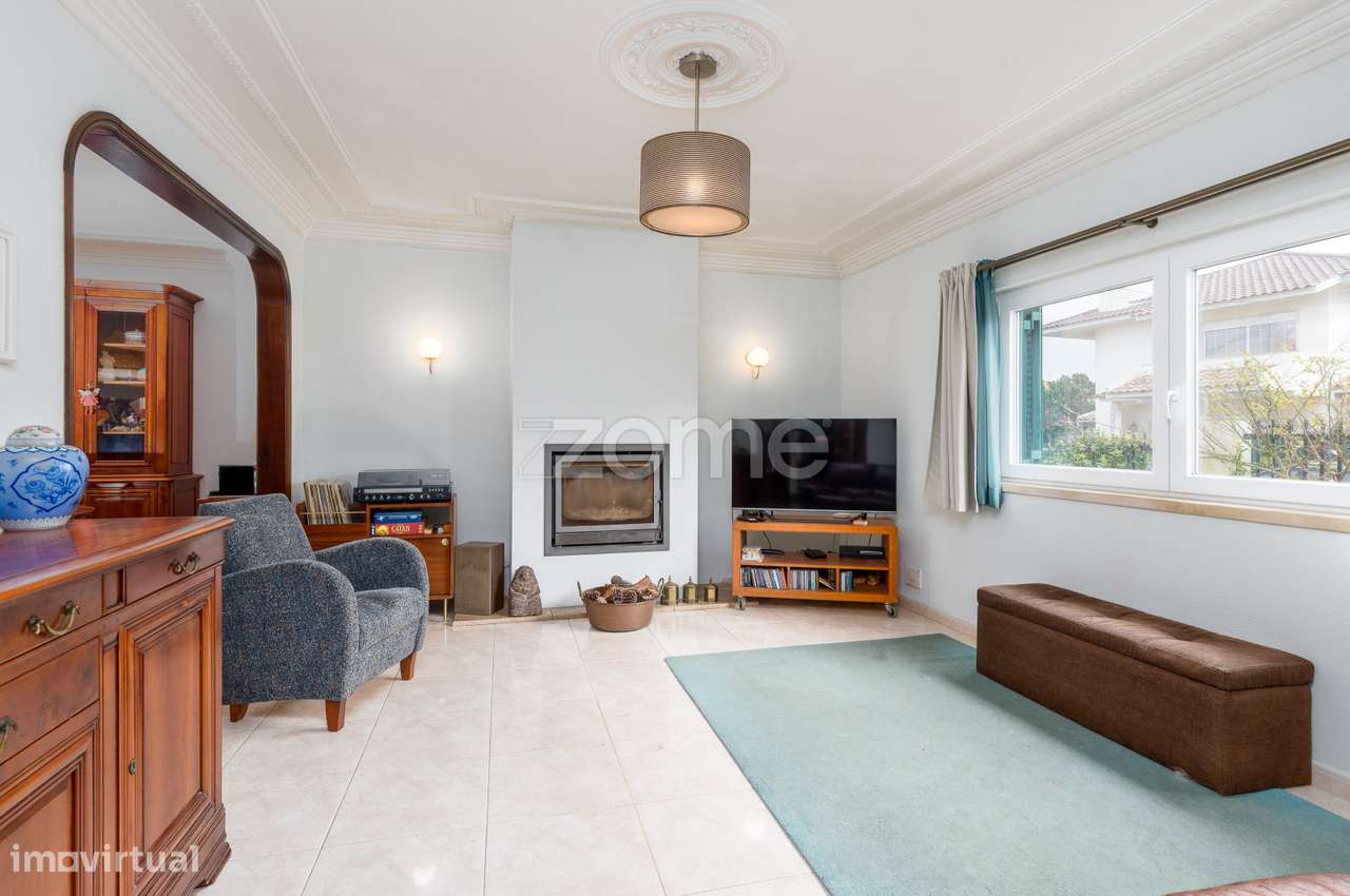 Moradia T4 isolada inserida num lote de 411 m², Parede - Murtal - Grande imagem: 4/39