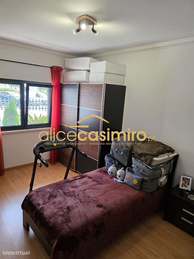 Moradia T4 - boas áreas- excelente estado!-4