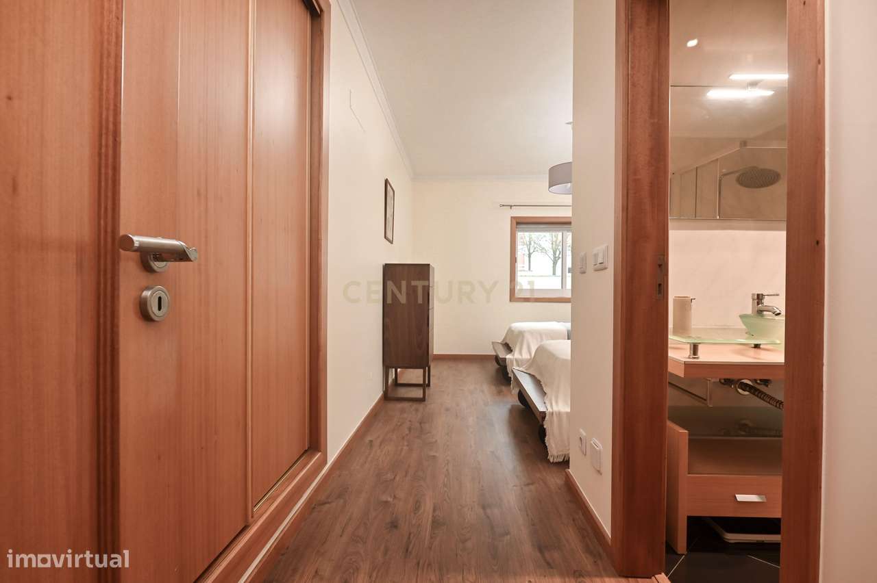 Apartamento T2 com garagem box e acessos adaptados na Urbanização Oute-16