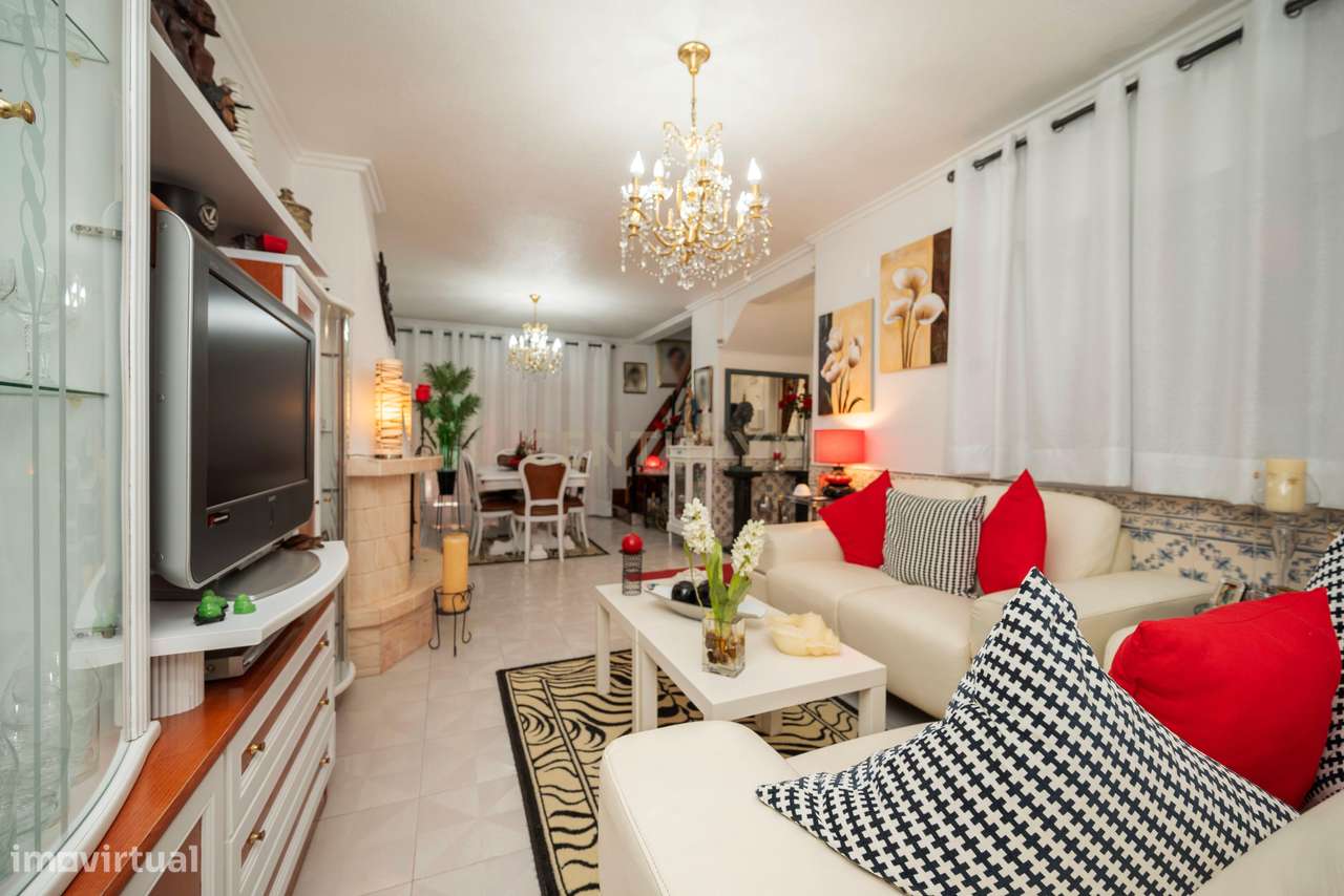 Moradia T4+1 para venda em Queijas.-5