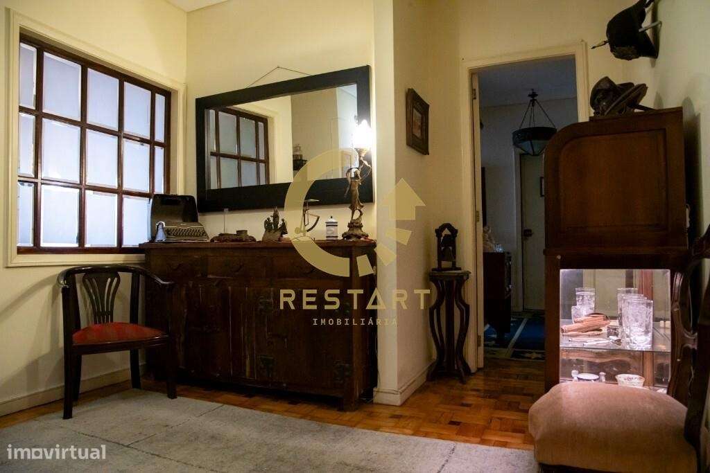 Moradia de Rés-do-chão e 1º Andar com Utilizações Independentes junto - Grande imagem: 1/42