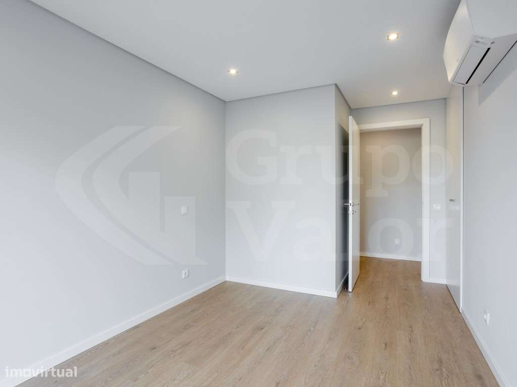 Apartamento T2 Novo com Estacionamento - Parede - R/C E-12