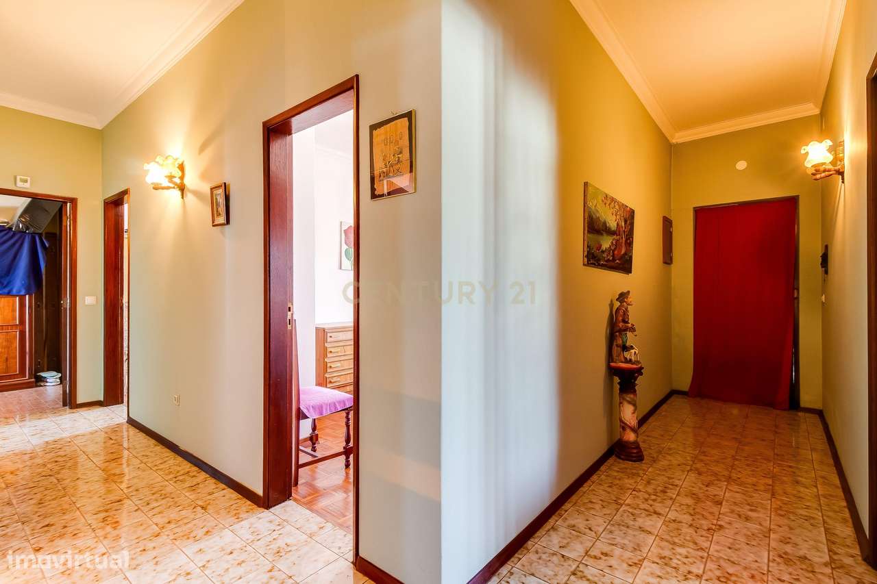 Moradia T4 com Potencial para 2 Frações  Terreno de 8.480 m²  Torres N-30