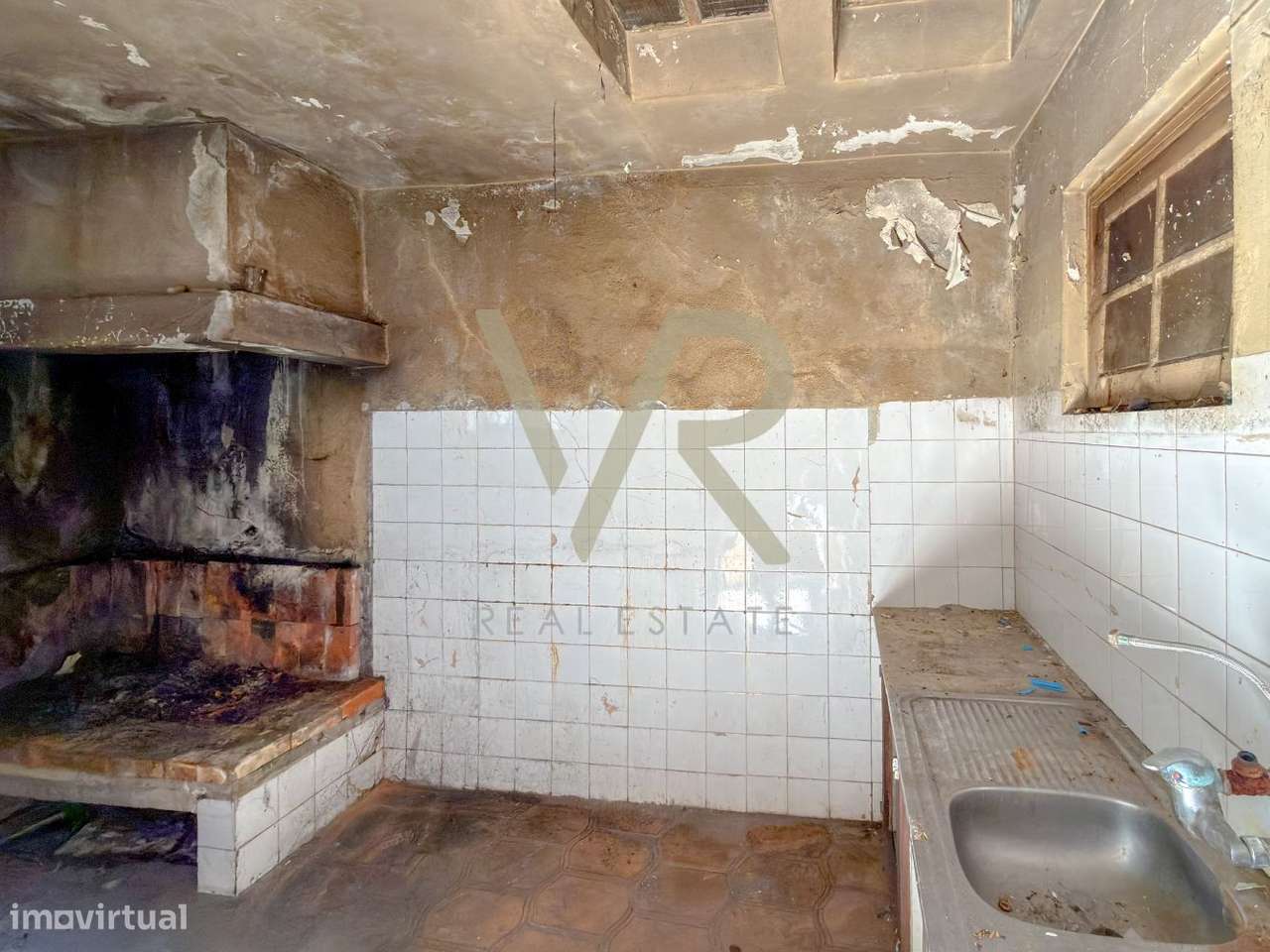 Moradia com Grande Potencial de Remodelação | Possibilidade de T5 |-18