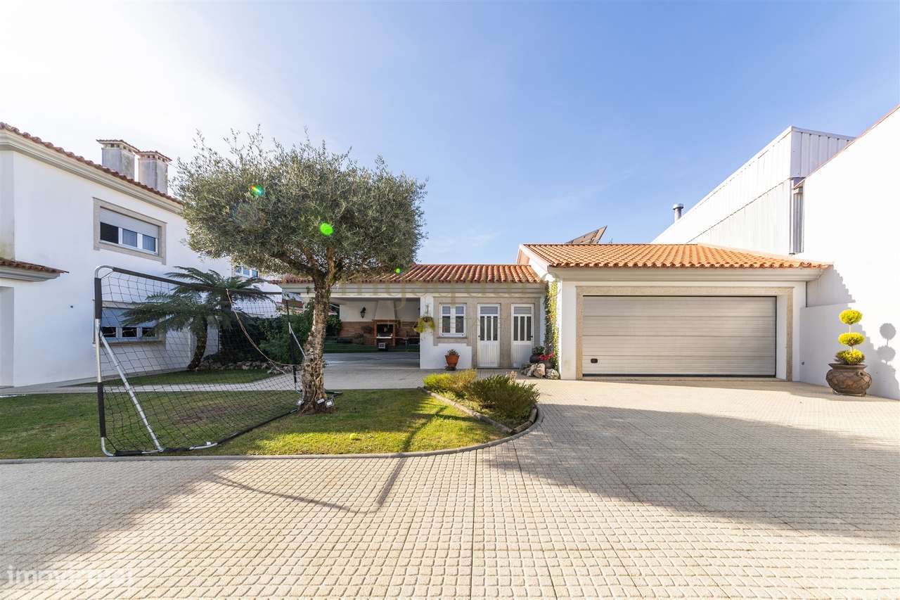 Moradia T4 geminada, com excelentes áreas, a 2 minutos do centro de Sa-4