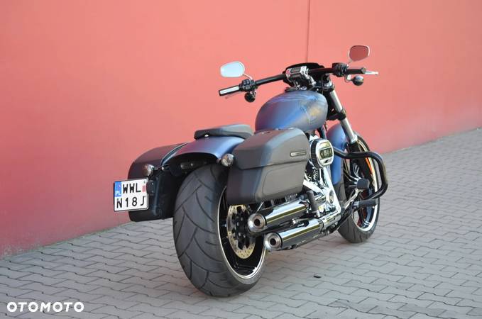 Harley-Davidson Softail Breakout - 9